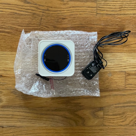 NWT Nelsonic FM Clock Radio with Built in Aux Cable & USB Charge Port - Picture 7 of 10